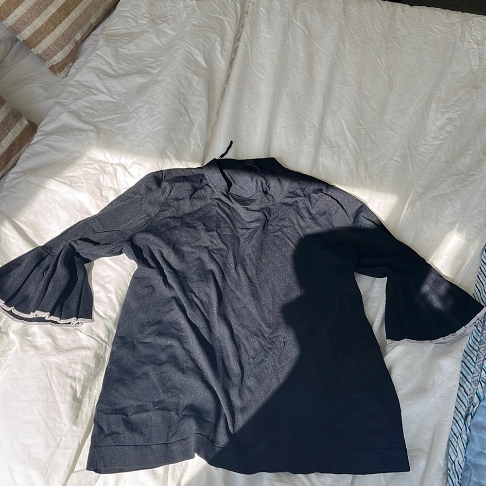 Blouse with pleated sleeve and lining detailing